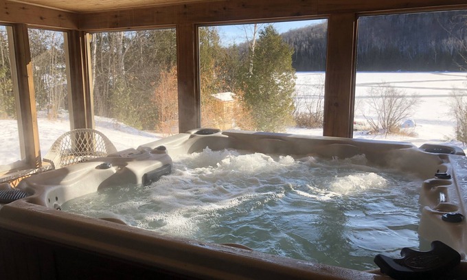 Chertsey Chalet De Esquí | Au Bonheur du Lac Paré! Cozy Waterfront Cottage with Private Hot Tub (327842)