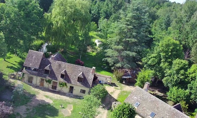 Challes Cama Y Desayuno | Au Bord du Bief du Moulin, une Chambre Calme, Accès et Salle de Bain Privative