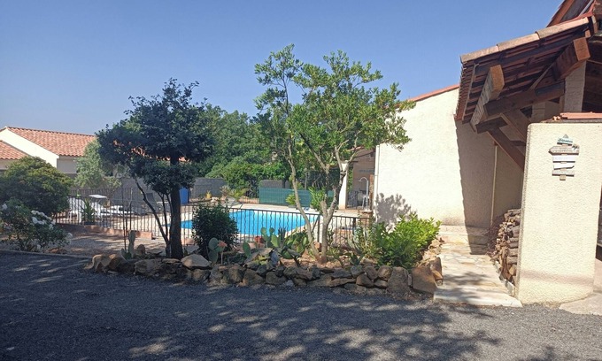 Vidauban Apartamento | AU CALME... AU FIL DE L'EAU 4 travellers: Studio 2 beds. 1 shower. Kitchen