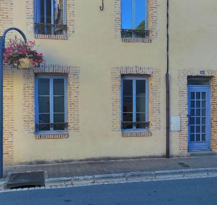 Aubigny-sur-Nere Apartamento | AUBIGNY appartement centre ville 1e étage