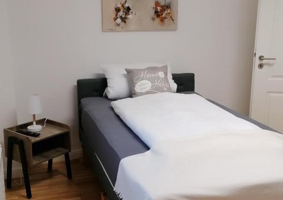 Hitdorf Apartamento | AufmLohr - Appartement mit 3 Schlafzimmern- 4 Einzelbetten- für 4 Personen - in Leverkusen Hitdorf - Private Parkplätze vorhanden-