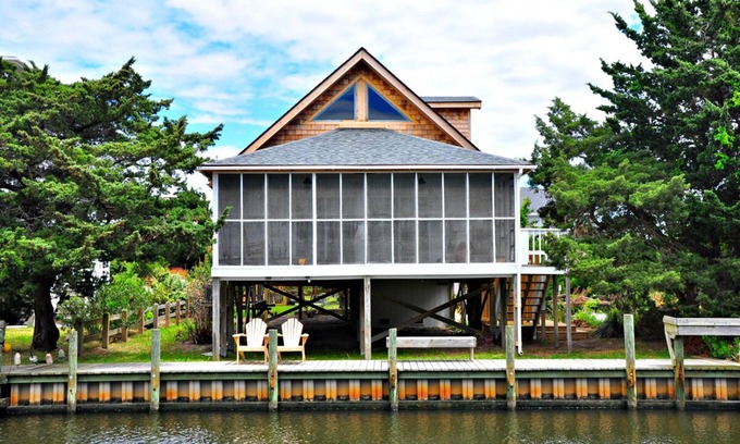 Ocracoke Casa | Agosto y todo después: Se admiten perros, frente al canal, muelle privado.