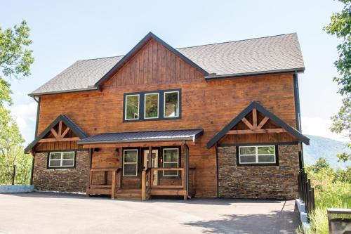 Wears Valley Casa | Augys View- Mountain Views-large parking-Large Cabin