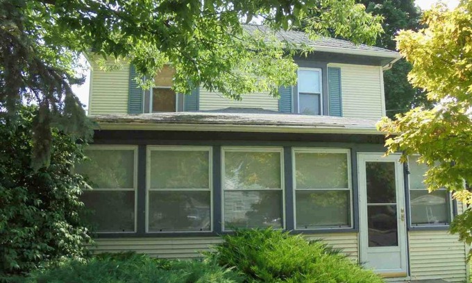 Put-in-Bay Casa | Aunt Jane's Yellow House
