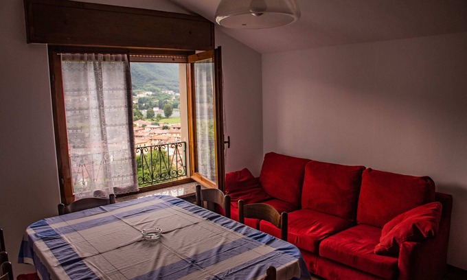 Monasterolo del Castello Apartamento | Aunt Maria's - Torrezzo Apartment. Your terrace on Lake Endine