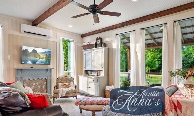 Hopkins County Cabaña | Auntie Anna’s Country Retreat Serving Up Cinnamon Rolls!