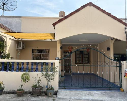 Betong Casa | Aunty P house