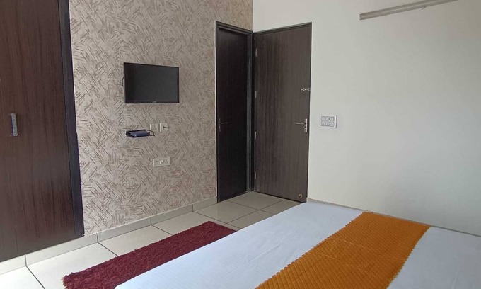 Gurugram Apartamento | AuraBnB Homes:-Discover Comfort of Our 2BHK with Balcony Sec-46