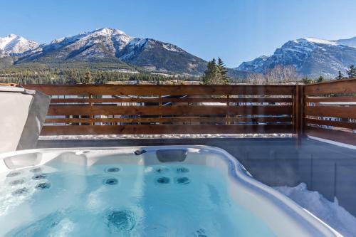 Teepee Town Casa | Aurora Lights - Luxe Townhouse Private Hot Tub