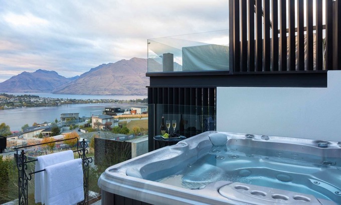Queenstown Villa | Aurora Lodge – Hot Tub, Fireplace & Lake Views