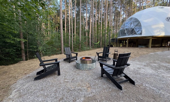 Benzonia Cabina | Aurora Luxury Dome + Hot Tub + Sauna + N MI + Kitchen + Bathroom + King + Queen!