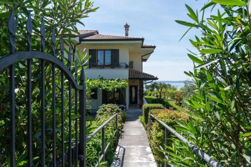 Montioni Apartamento | Ausblick Lazise Gardasee - Ferienhaus mit Seeblick, Infinity Pool, Garten und Garage