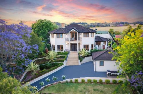 Glen Alpine Casa | Aussie Escape Poolside Comfort and Relaxation