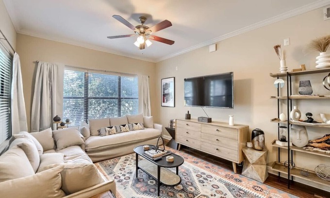 West Campus Apartamento | Austin 4BR Townhome + Walk to West Campus