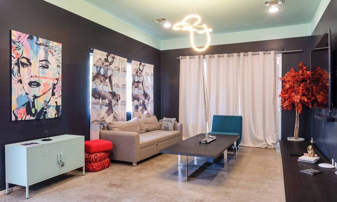 East Cesar Chavez Casa | Austin 5BR Clubhouse 6 min walk to Rainey Street