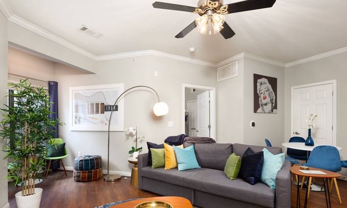 West Campus Apartamento | ♫ Austin Condo Downtown w / Pool