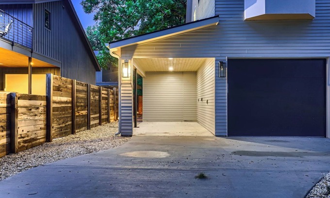 Govalle Casa | Austin Retreat on a Creek. Walkable. Free Parking