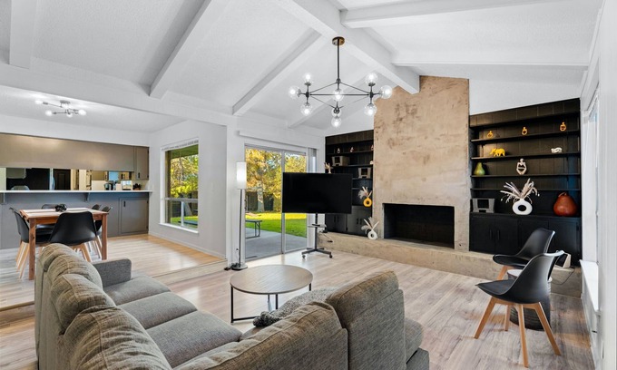 Barton Hills Casa | Austin Wildgrove 3BR House l Walk to Zilker
