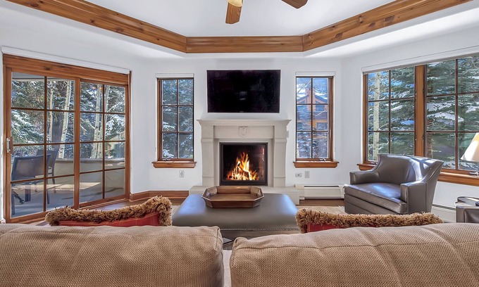 Vail Condominio | Austria Haus 3 BR, 242 E Meadow Dr, Vail Village(Fec) - Hot Tub, Heated Outdoor Pool, Walk to Lifts!