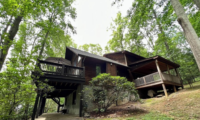 Avery Creek Cabina | Authentic A-Frame-Cabin Getaway 15 Min to Asheville, NC. Pet & Child Friendly.