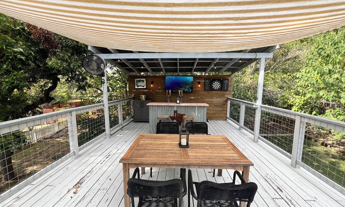 Austin Casa | Authentic Austin Pad with Roof-top Deck Bar