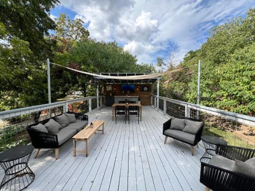 Austin Casa | Authentic Austin Pad with Roof-top Deck Bar