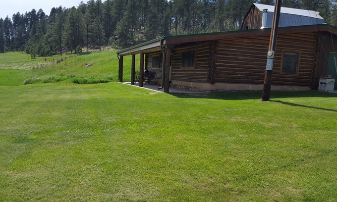 Benchmark Cabina | Authentic Black Hills Creekside Cabin