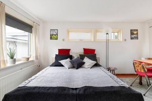 Stadionbuurt Casa | Authentic Dutch Houseboat in Amsterdam Zuid