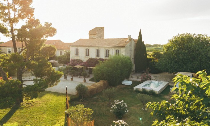 Arles Cabaña | Authentic farmhouse with heated spa and swimming pool