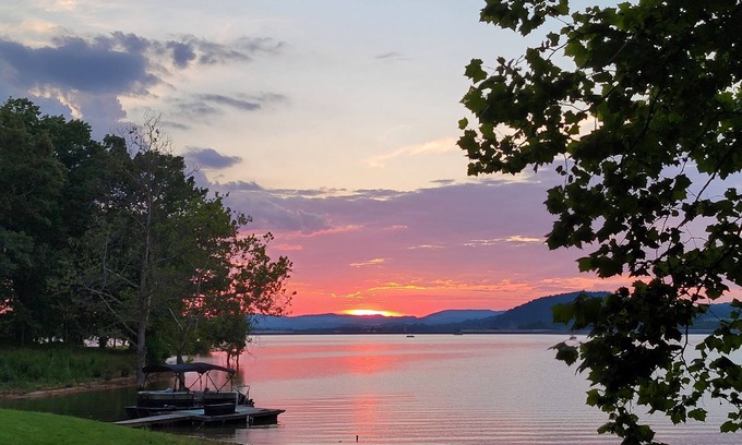 Jefferson City Cabina | AUTHENTIC LAKEFRONT LOG CABIN-SLEEPS 10. PRIVATE DOCK. FIREPIT.
