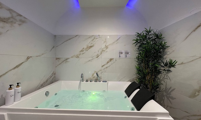 Triggiano Casa | Authentic Local Stay in historic center;Jacuzzi, Full Kitchen & Central Location