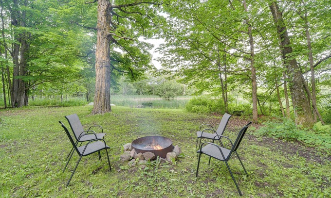 Glidden Cabina | Authentic Log Cabin w/ Private Pond in Glidden