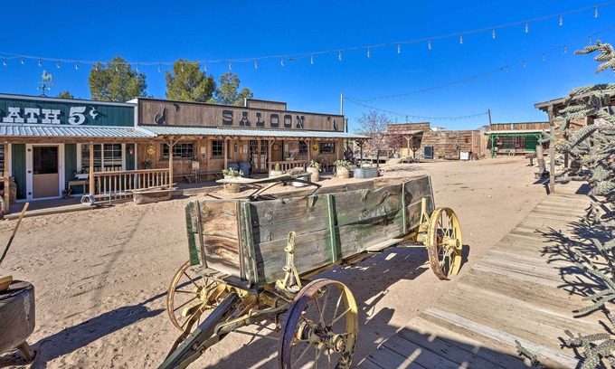 Lucerne Valley Cabina | Authentic Old West ‘Lazy G Ranch’ w/ Mtn Views