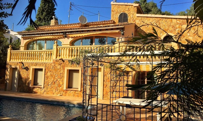 Urbanitzacio la Fustera Villa | Villa auténtica, aire acondicionado, muy privado, WIFI, jardín tropical, piscina privada, cerca del mar.