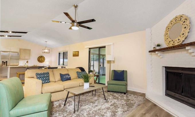 East Arlington Casa | Summer Sale! Glimmering Jacksonville Getaway Grill Mayo & Beach~Sleeps 7