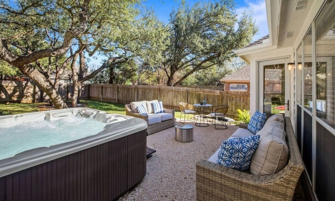 Cedar Park Casa | 'Autumn Fire' -Hot Tub! Fully Equipped Kitchen!