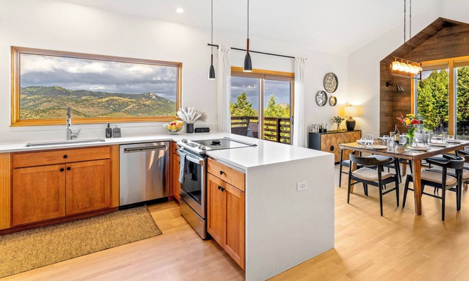 Evergreen Casa | Hot Tub Under the Stars - Spot Wildlife from the Deck - No Pet Fee