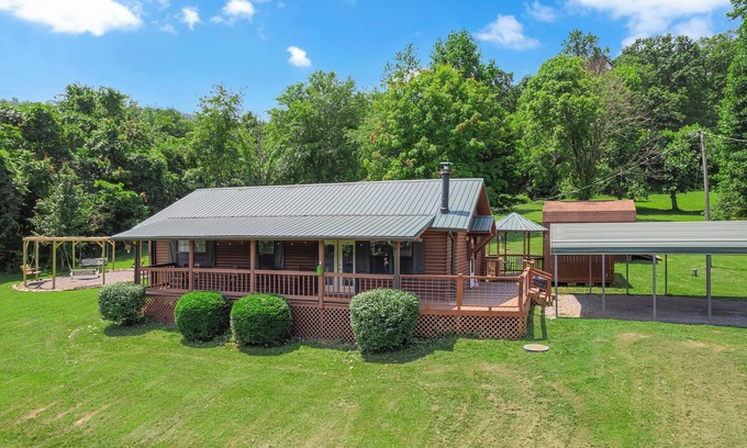Sevierville Cabina | ☆Autumn SALE, Cozy Cabin, Hot Tub, Fireplace, Pet Friendly, Sleeps 8, Fire Pit☆