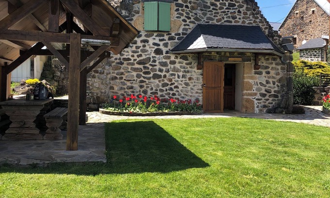 Saint-Alyre-es-Montagne Cabaña | Auvergne Puy de Dome 3 cómodas cabañas con piscina climatizada de junio a septiembre