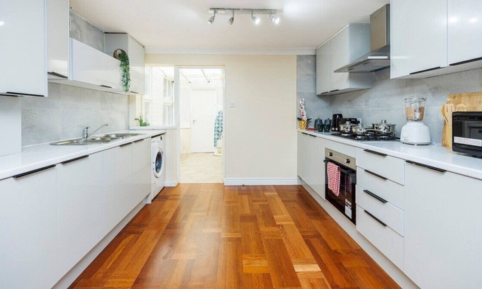 Selhurst Casa | AV Stays - Cosy East Croydon Home Sleeps 6 Free Parking