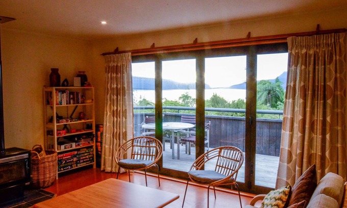 Lake Tarawera Casa | Impresionantes vistas: una casa en el lago para todas las estaciones; vida espaciosa con factor X