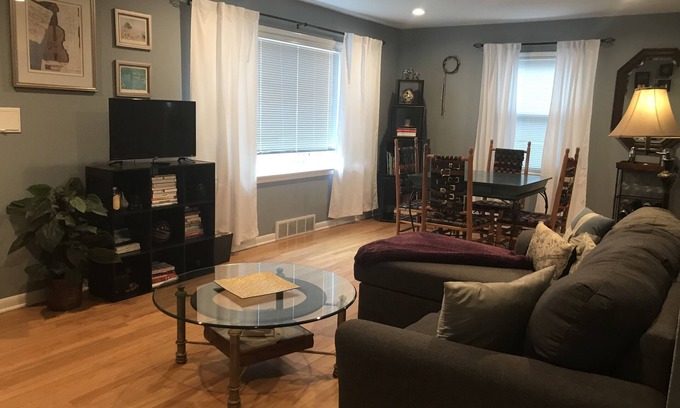 Central Colorado Springs Casa | Stay Artsy COS #StayArtsyCOS #dogfriendly #centralair