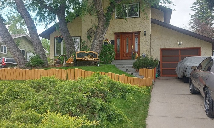 Canyon Meadows Casa | Available for STAMPEDE! Custom Solar House,Park,Hot Tub, Pool table, Fire Pit,