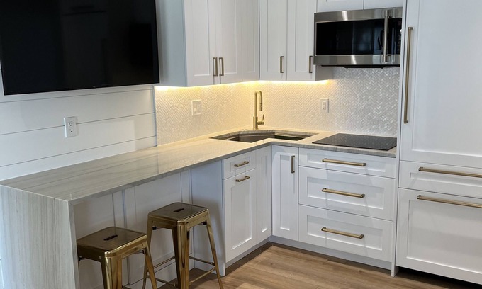 Avalon Condominio | AVALON BEACH BLOCK! Renovated, Luxury condo W/ heated pool steps to everything