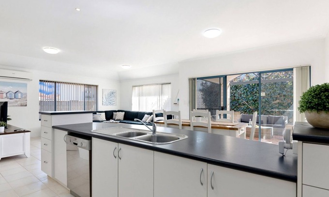 Wannanup Casa | Avalon Beach Escape ~ Family Favourite with Wifi