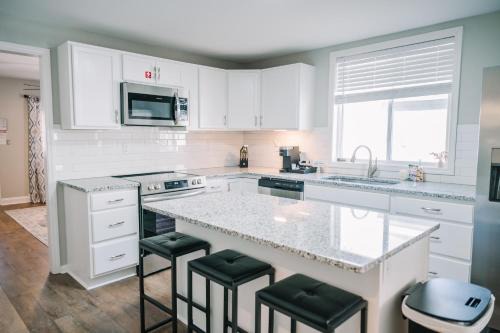 Danville Casa | Avalon Cottage with hot tub