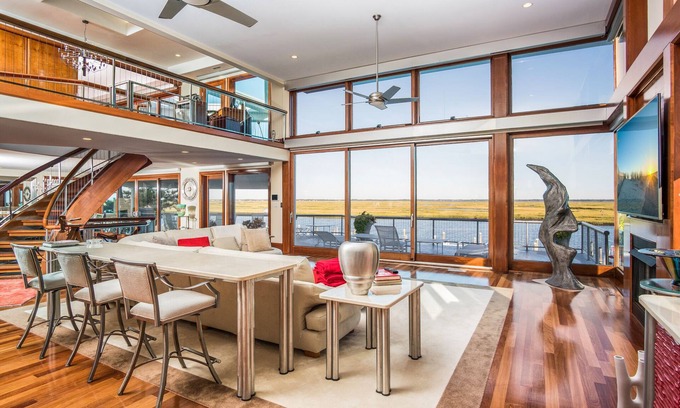 Avalon Casa | Avalon Southend Bayfront Estate! Only one block to the beach!