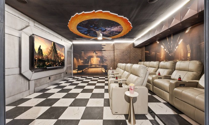 Sevierville Cabina | Avenger-inspired Cabin, Indoor Pool, FREE Waterpark, 10 Bedrooms Sleeps 40