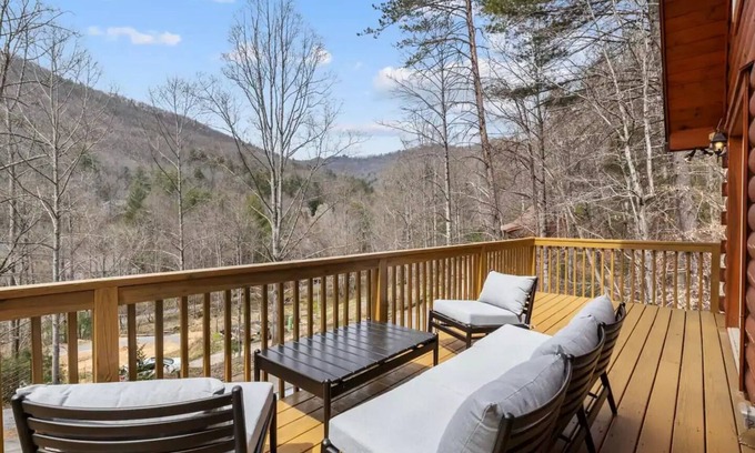 Asheville Cabina | AVL Getaway Mnt View Decks Pool Table