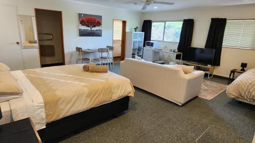 Aongatete Cama Y Desayuno | Avocado Orchard Retreat!